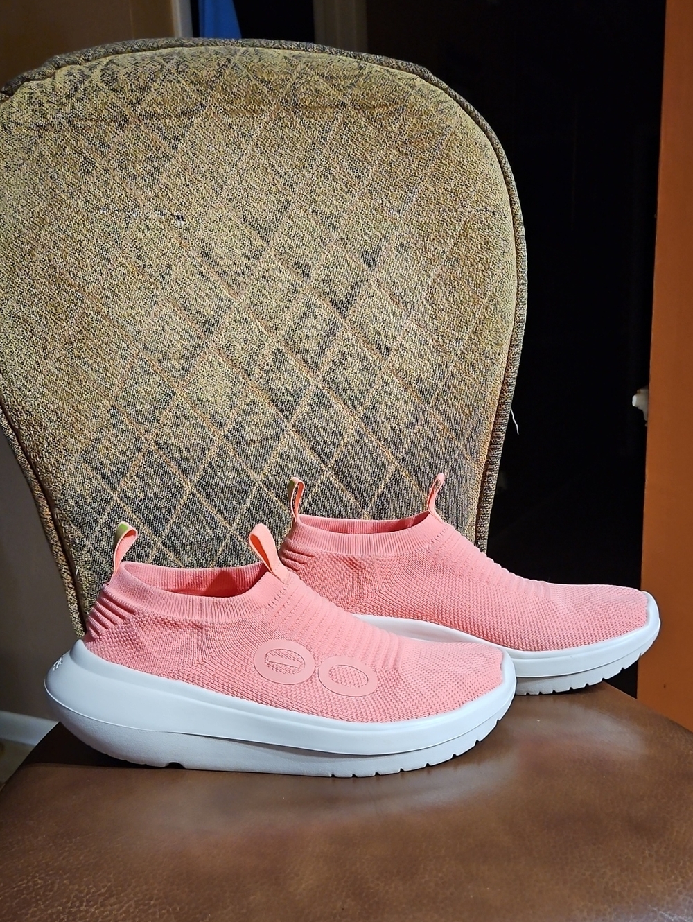 OOFOS OOmy Zen Slip On Recovery Sneakers Walking Running Shoes Coral Pink White